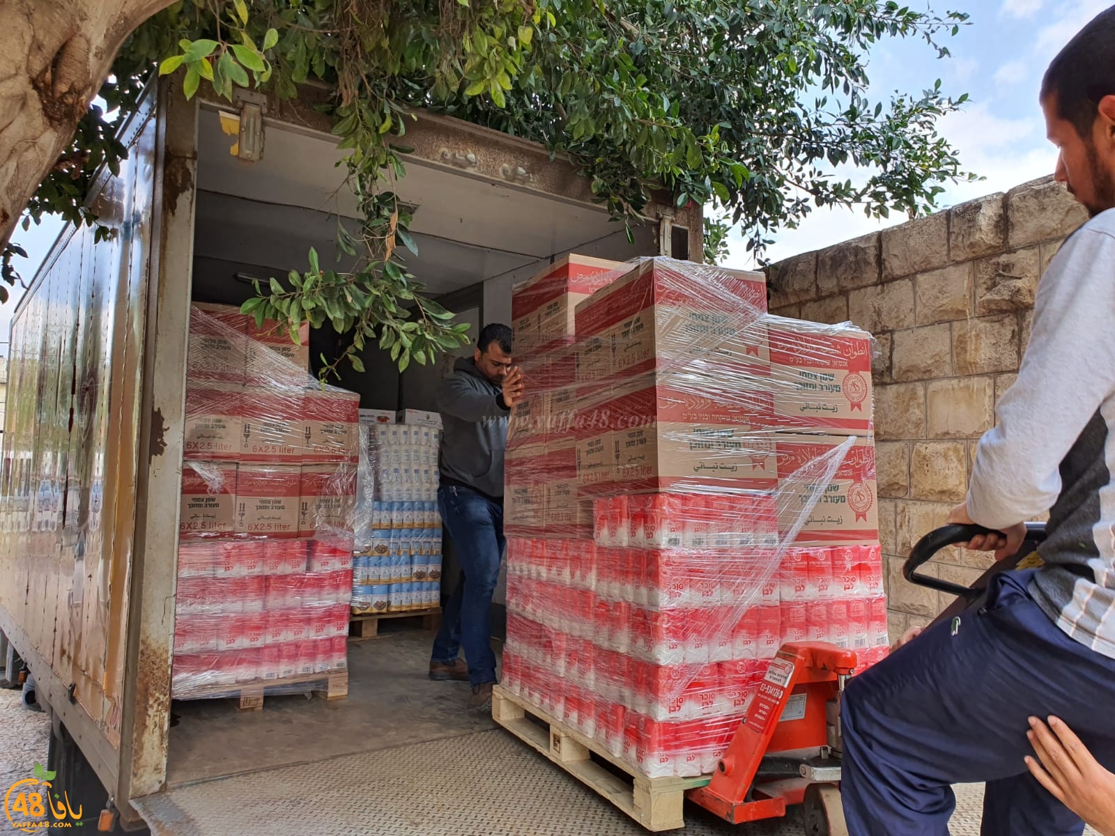 لجنة الزكاة في اللد تستقبل شاحنة مواد غذائية لتوزيعها على العائلات المستورة